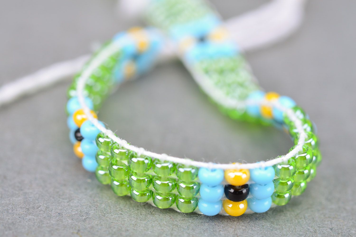 Bracelet fait main vert avec fleurs bleues perles de rocaille et fils de coton photo 4