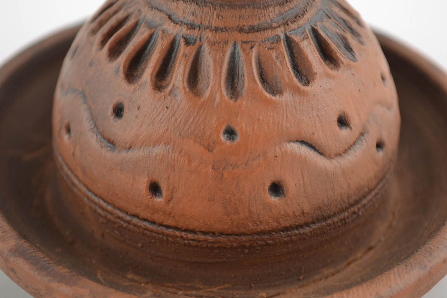 Candelero de arcilla hecho a mano para una vela estrecha marrón foto 2