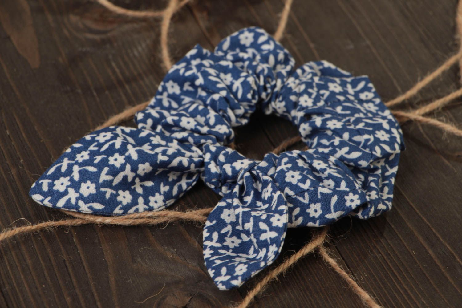 Blaues handgemachtes originelles Haargummi aus Baumwolle mit Blumenprint foto 1