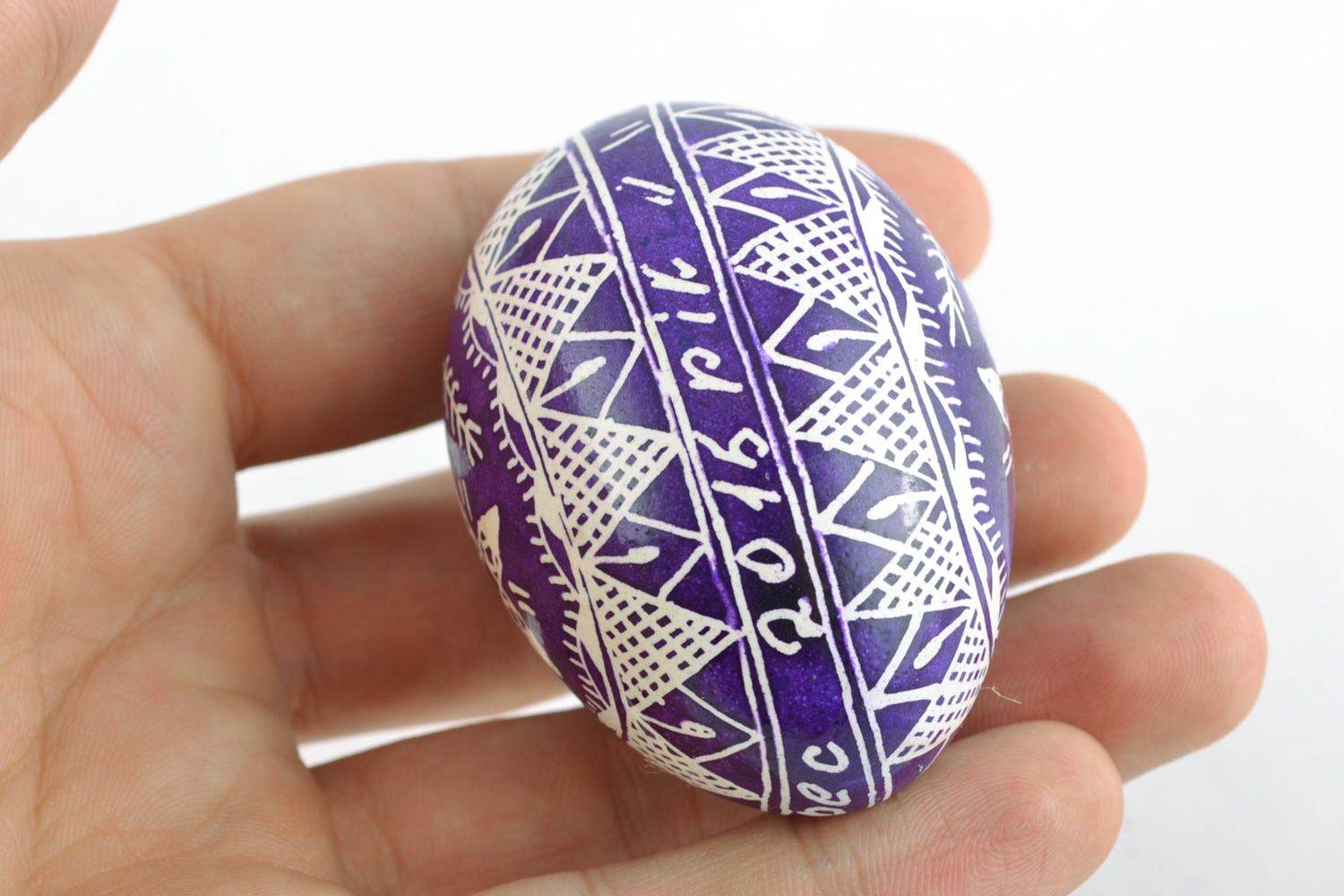 Синее пасхальное яйцо с орнаментом в восковой технике фото 2