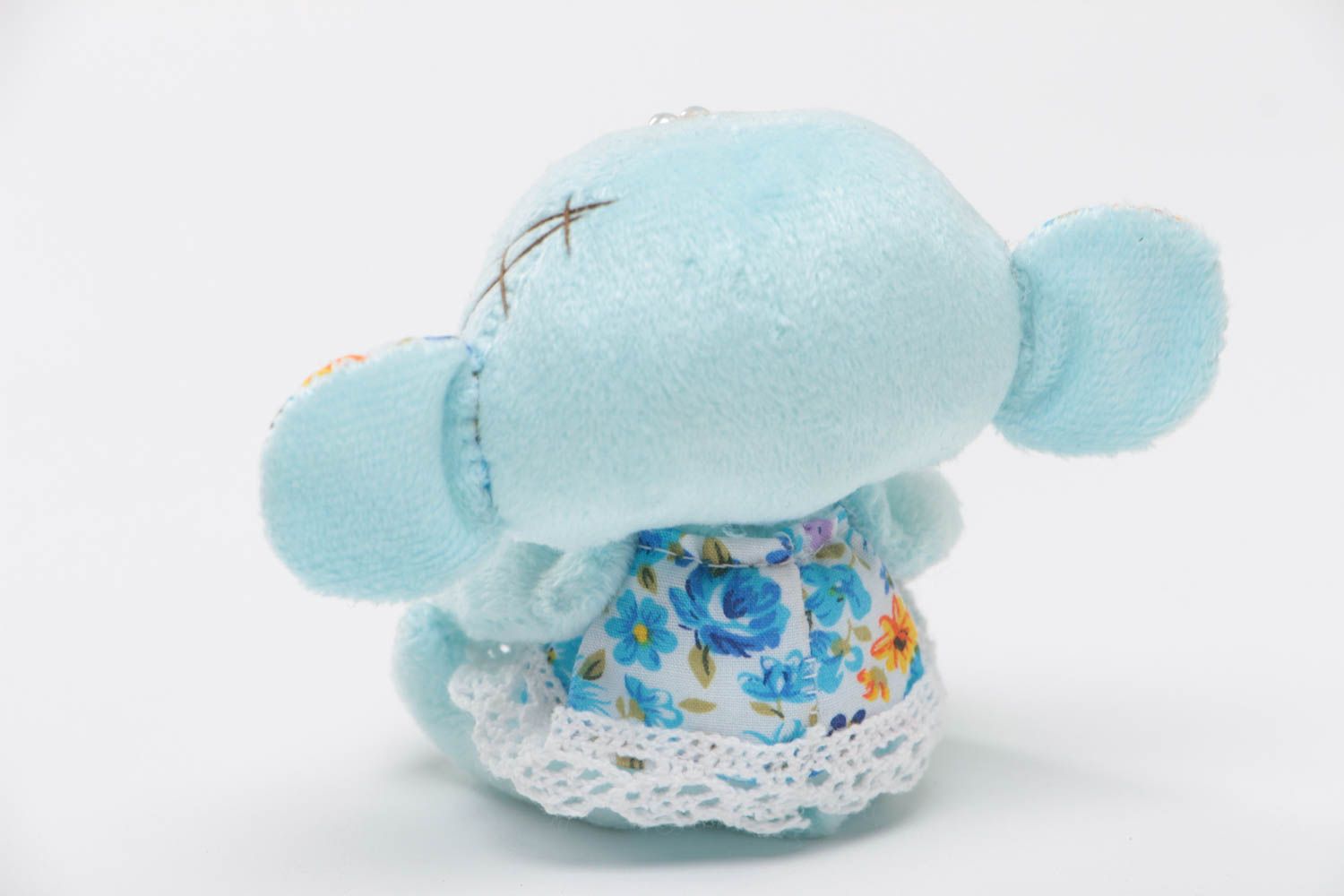 Blaues kleines lustiges handgemachtes Spielzeug Elefant im Kleid aus Stoff foto 4