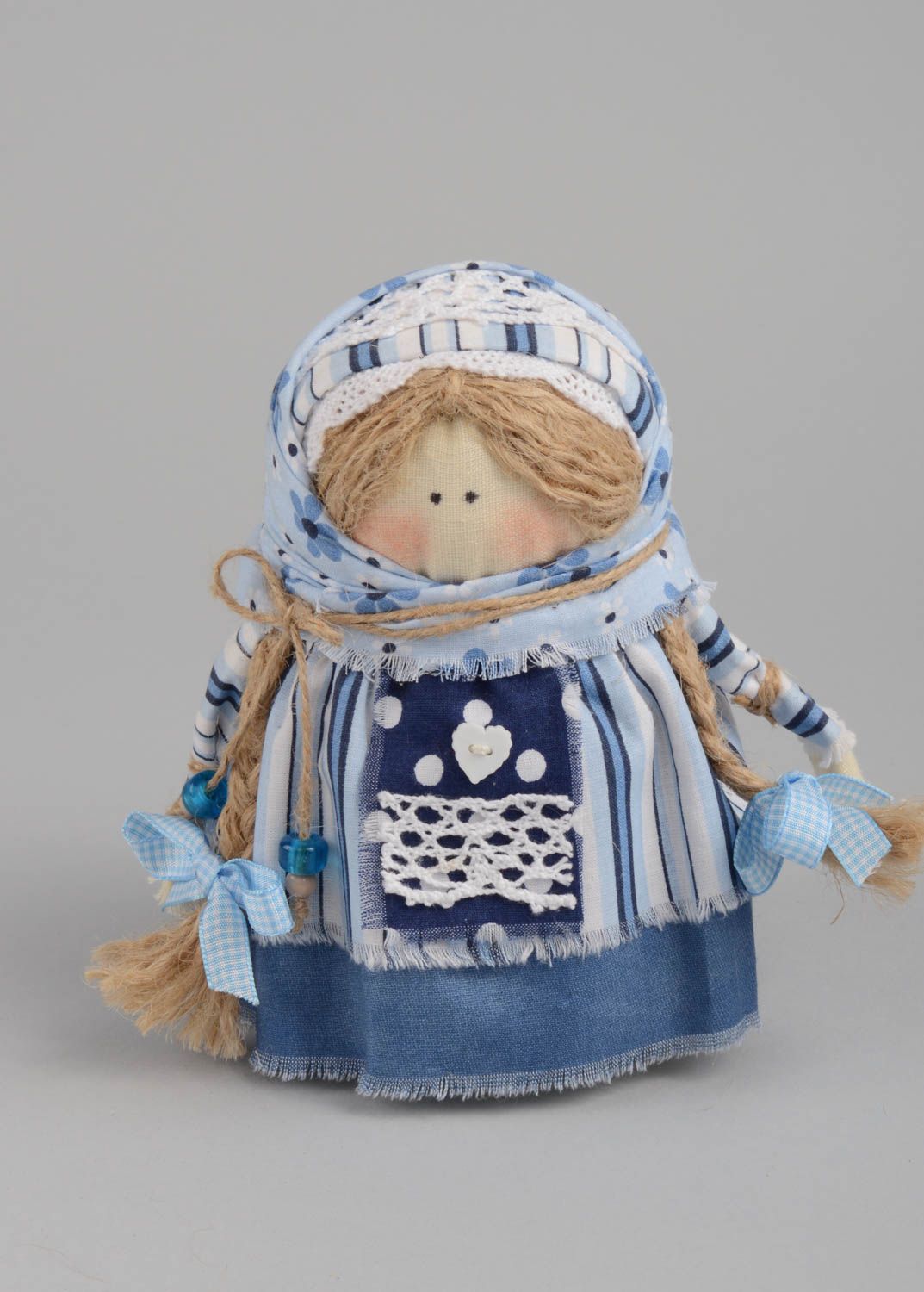 Petite poupée décorative molle de design ethnique faite main en tissu de lin photo 2