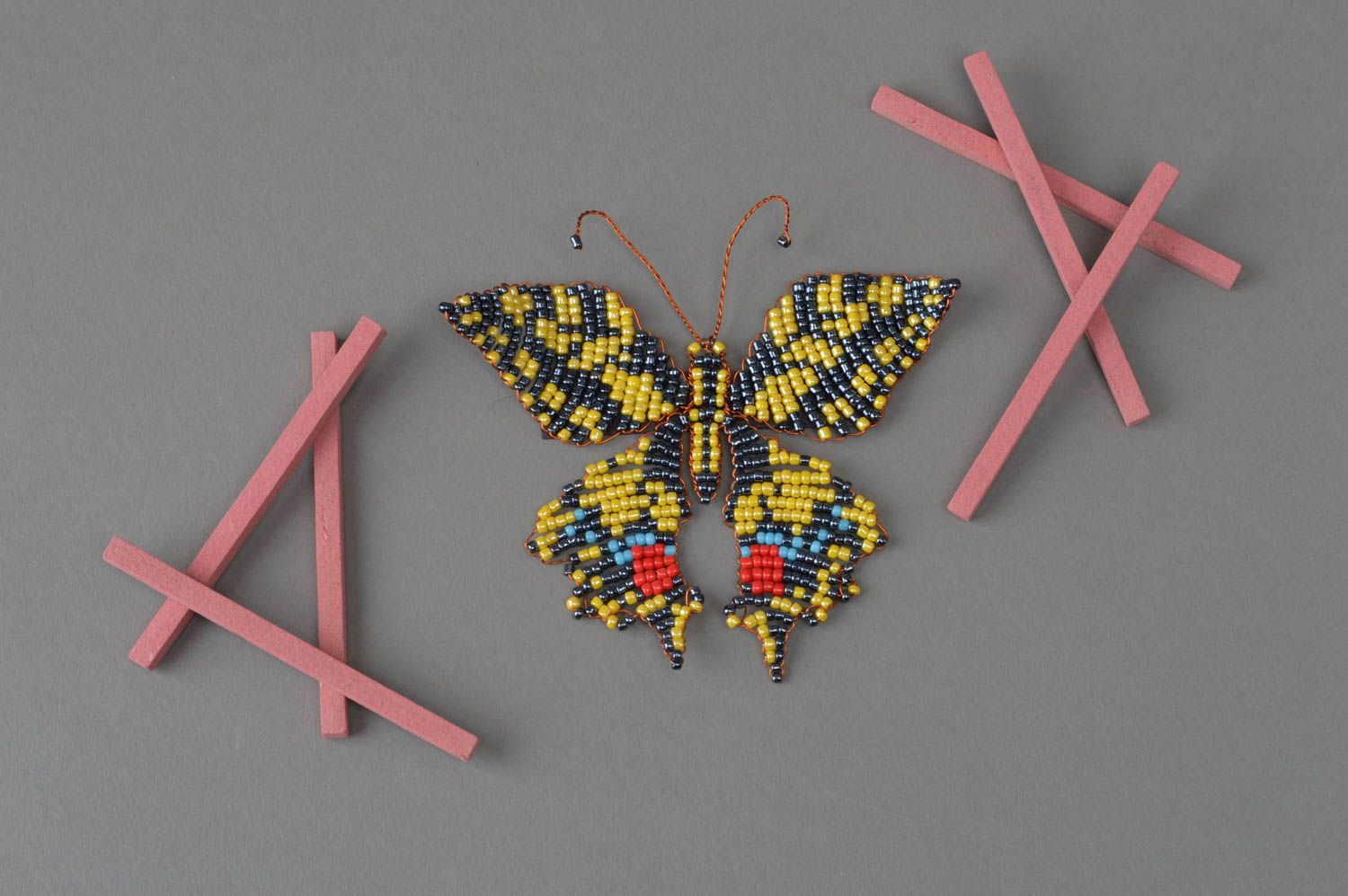 Magnet papillon multicolore en perles de rocaille fait main décor pour cuisine photo 1