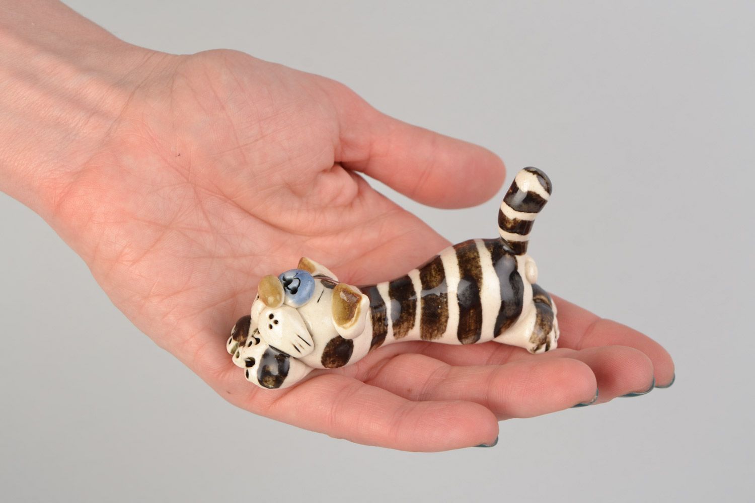 Handmade small decorative ceramic figurine of striped cat painted with glaze photo 2