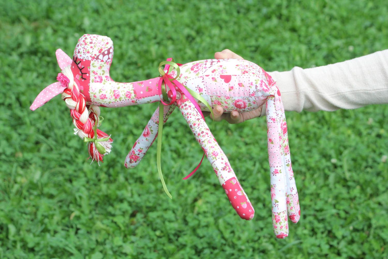 Brinquedo macio artesanal de têxtil feito de algodão na forma de um cavalo foto 2