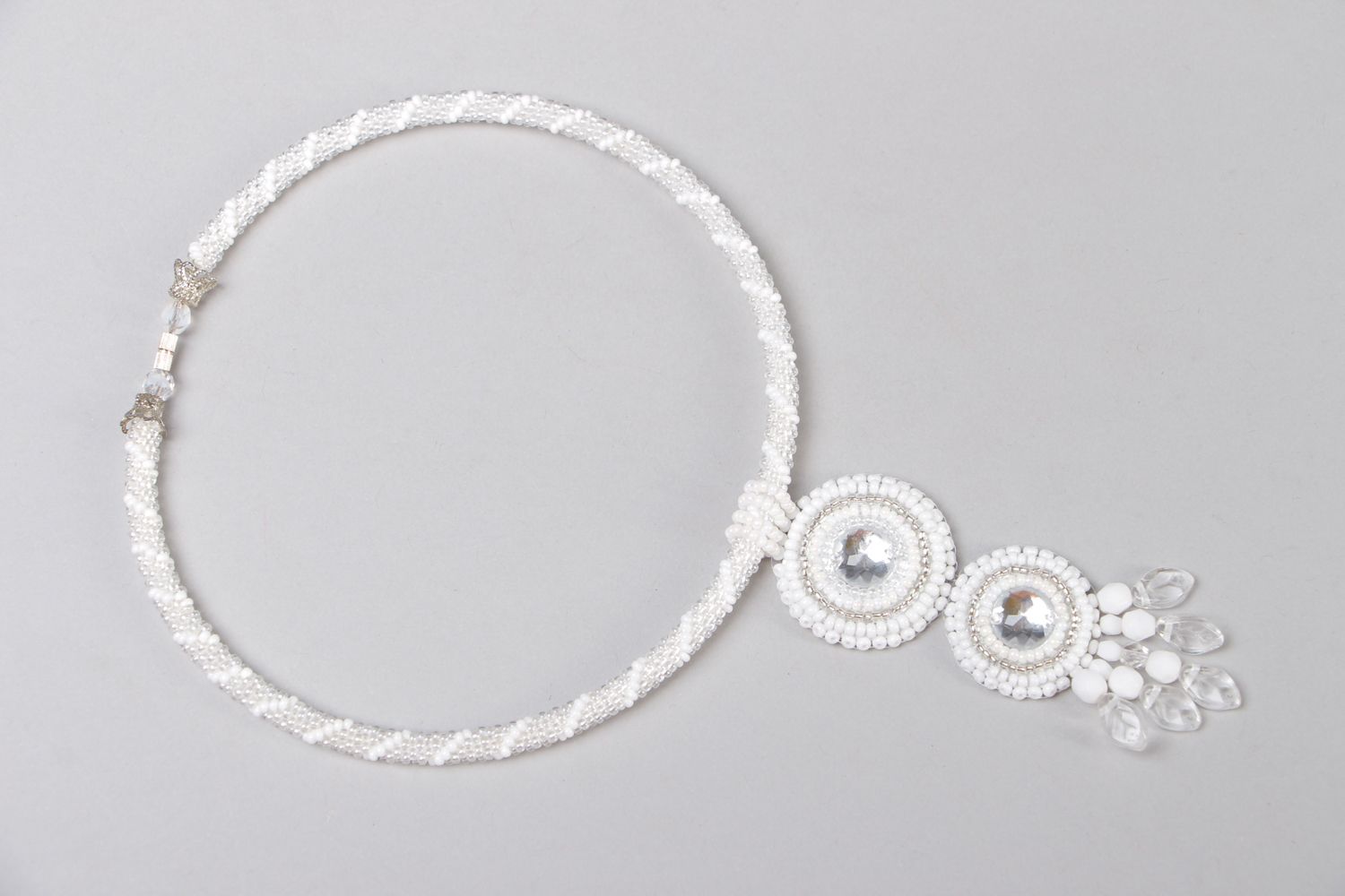 Ожерелье из бисера белое нарядное фото 1