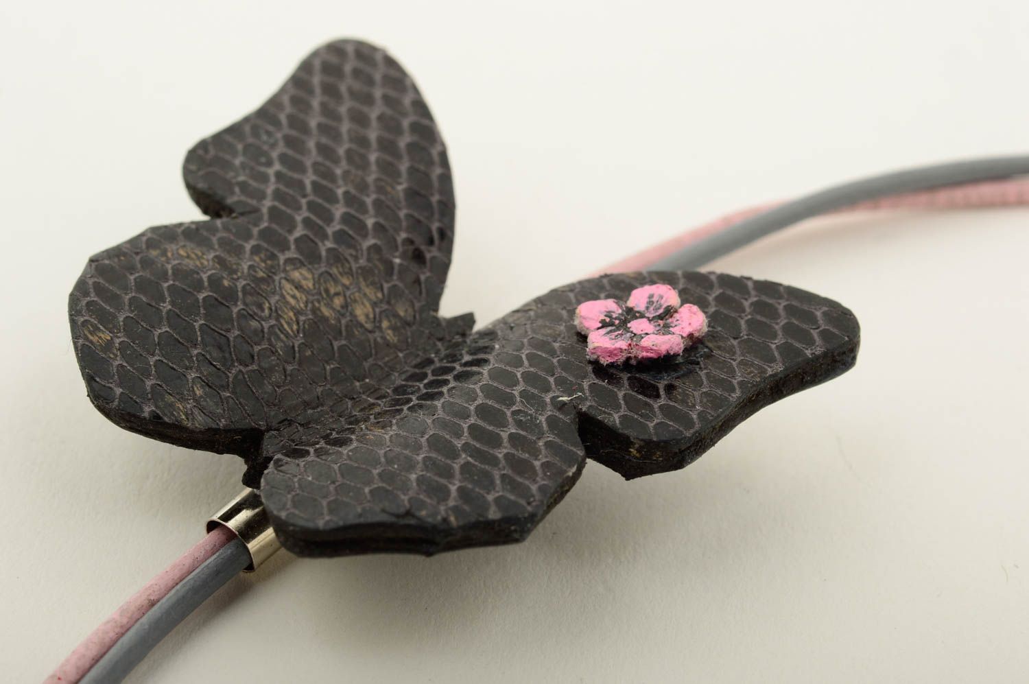 Collier papillon noir Accessoire en cuir fait main élégant Cadeau pour femme photo 4