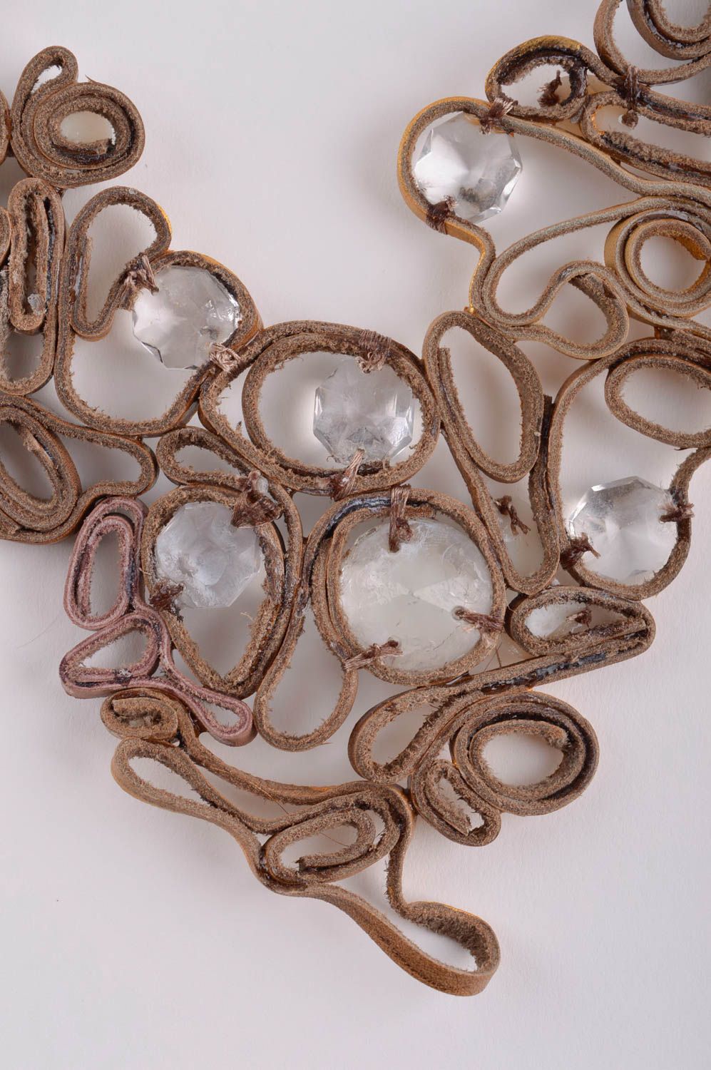Collier en cuir Bijou fait main avec perles fantaisie et cristaux Cadeau femme photo 3