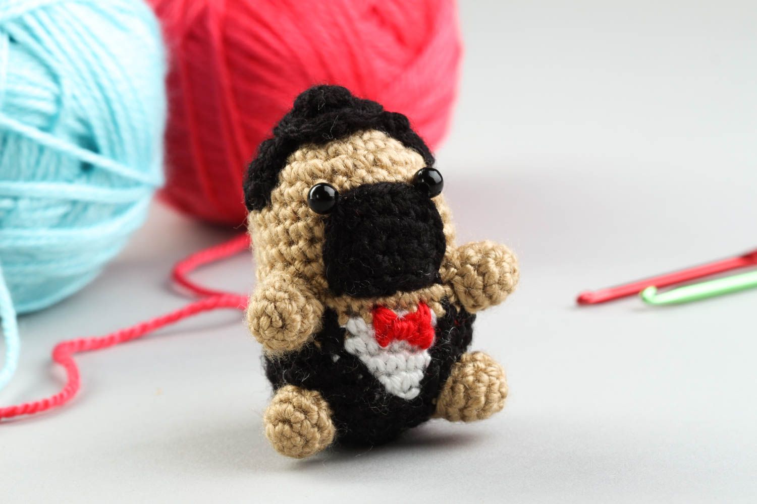 Jouet carlin Peluche faite main tricoté sympathique Cadeau enfant Gentleman photo 1