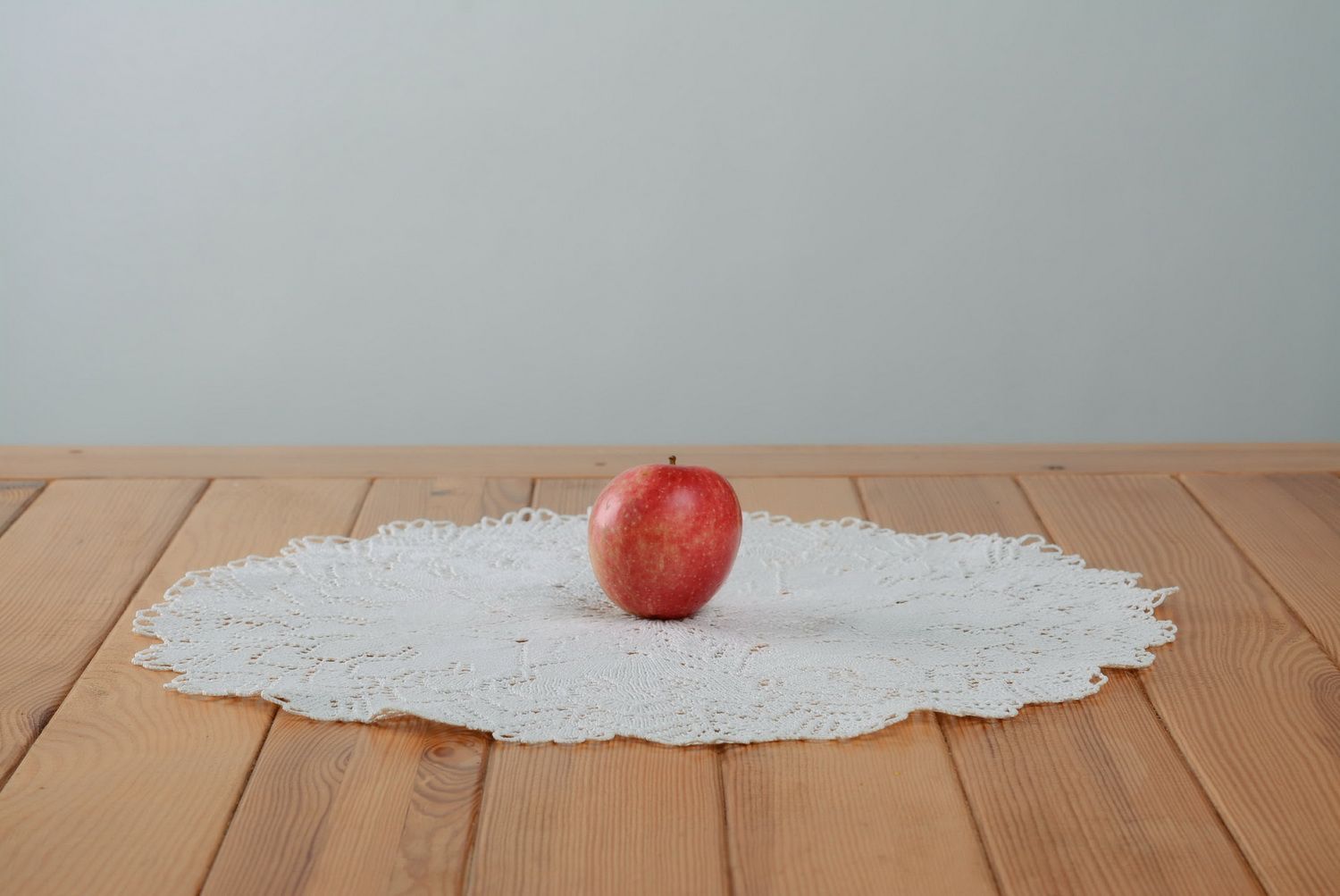 Handmade weiße Serviette gestrickt foto 2