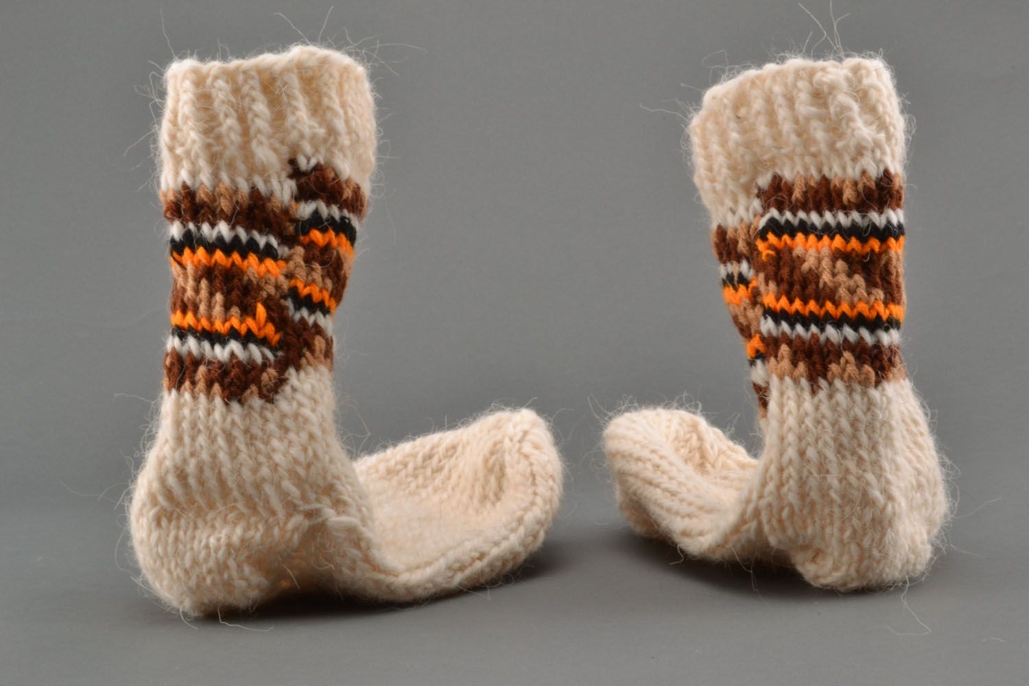 Selbstgestrickte Socken aus Wolle in Weiß und Orange foto 5