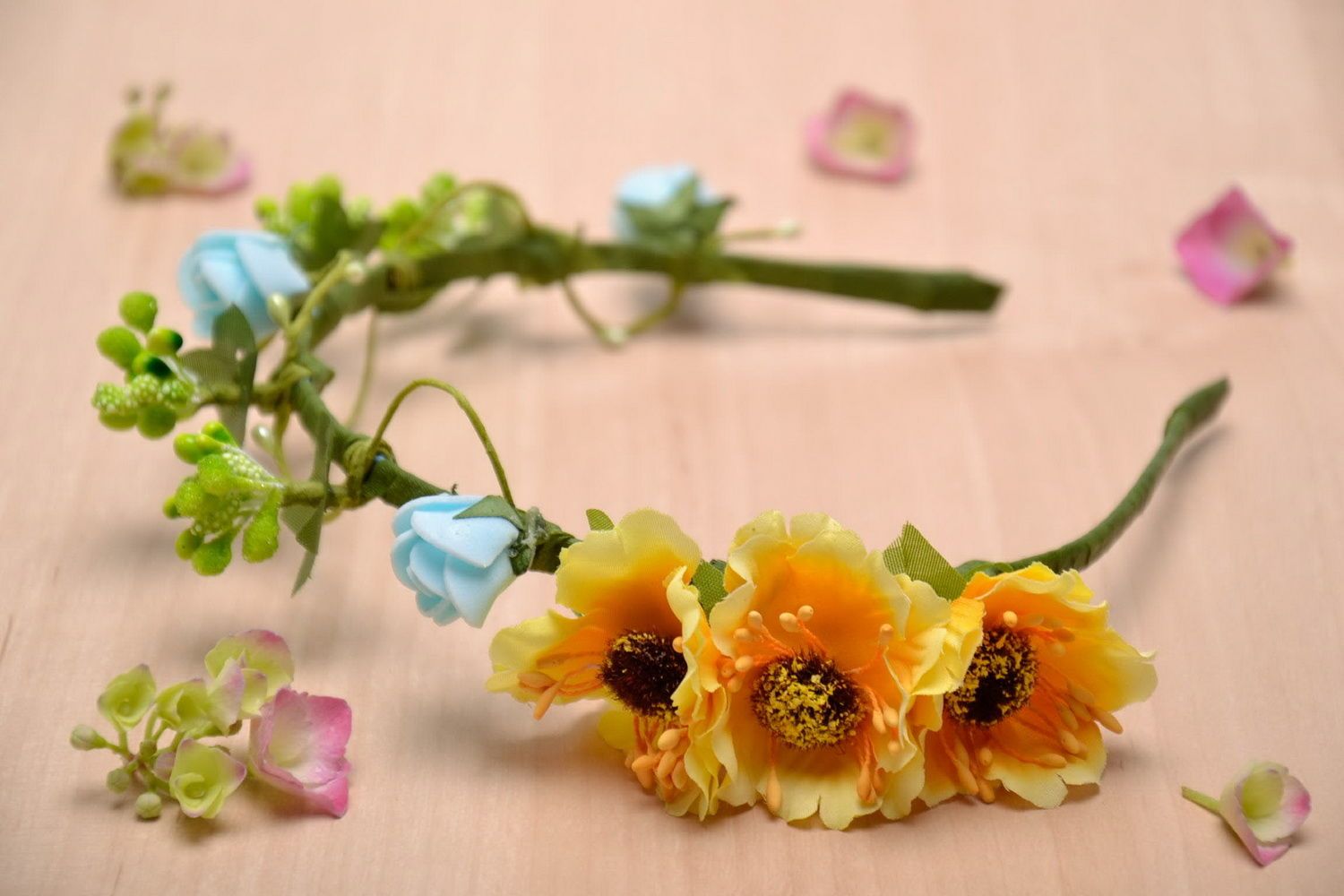 Gelber Haarreif mit Blumen foto 5