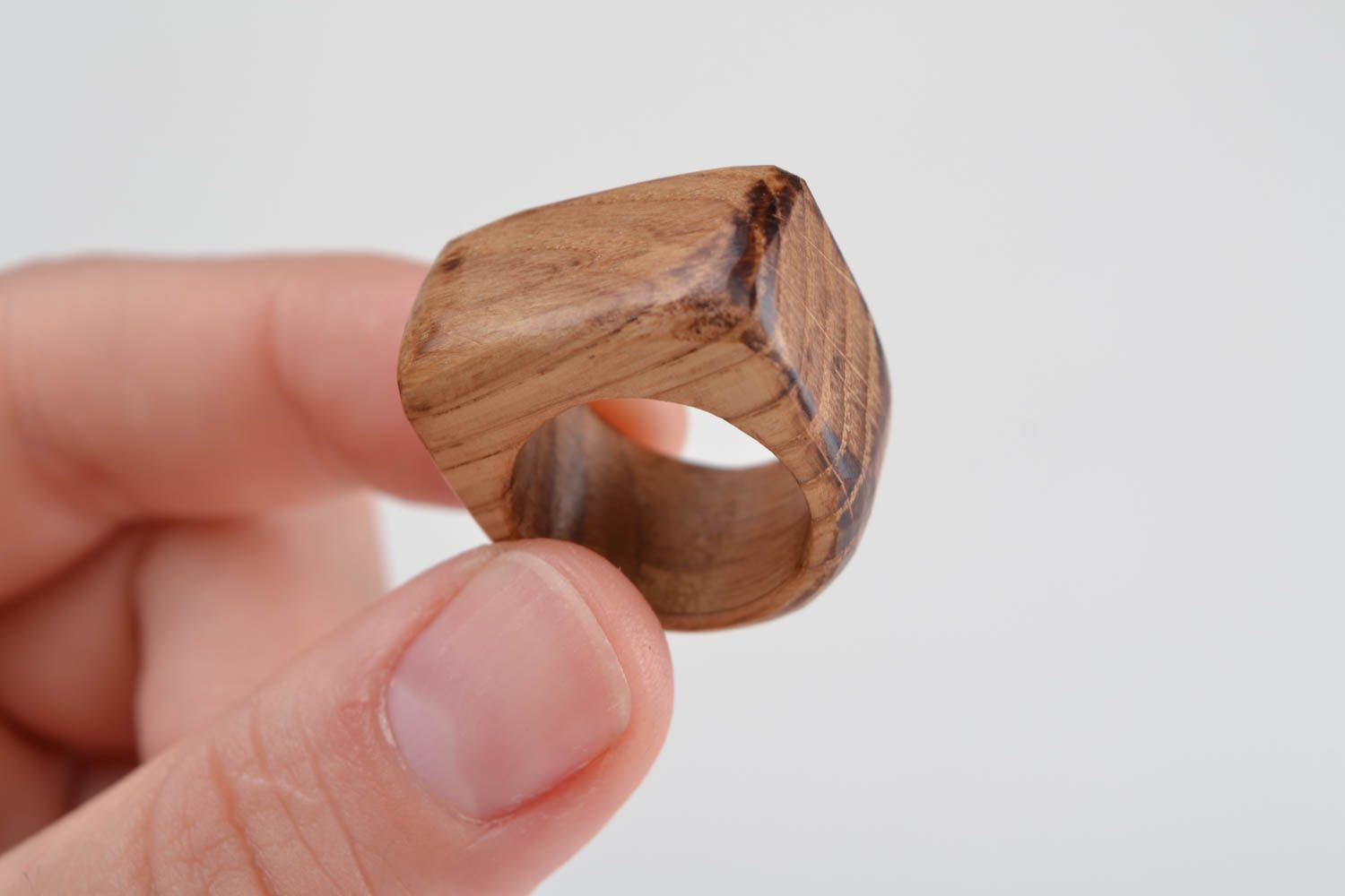 Резное кольцо деревянное светлое стильное объемное красивое унисекс хэнд мейд фото 2
