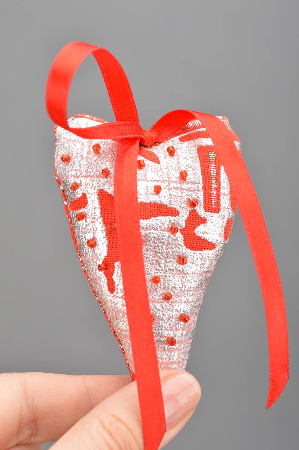 Coeur décoratif à suspendre en tissu de coton gris rouge fait main original photo 3
