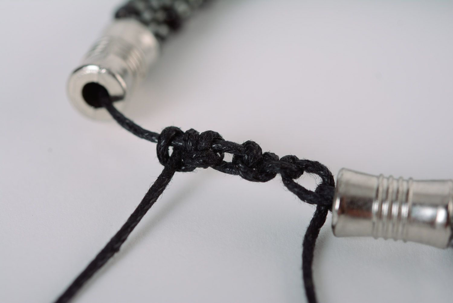 Schwarzes künstlerisches Damen Armband Litze aus Glasperlen und Schnur handmade  foto 5