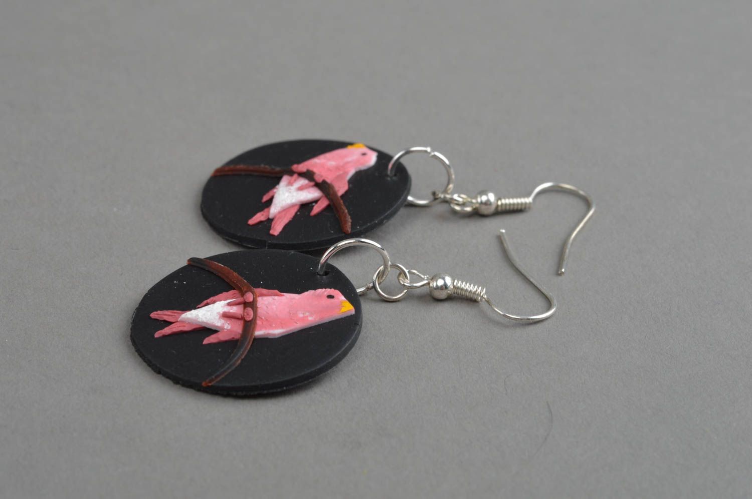 Runde Ohrringe aus Polymerton rosa schwarz originell künstlerische Handarbeit foto 3