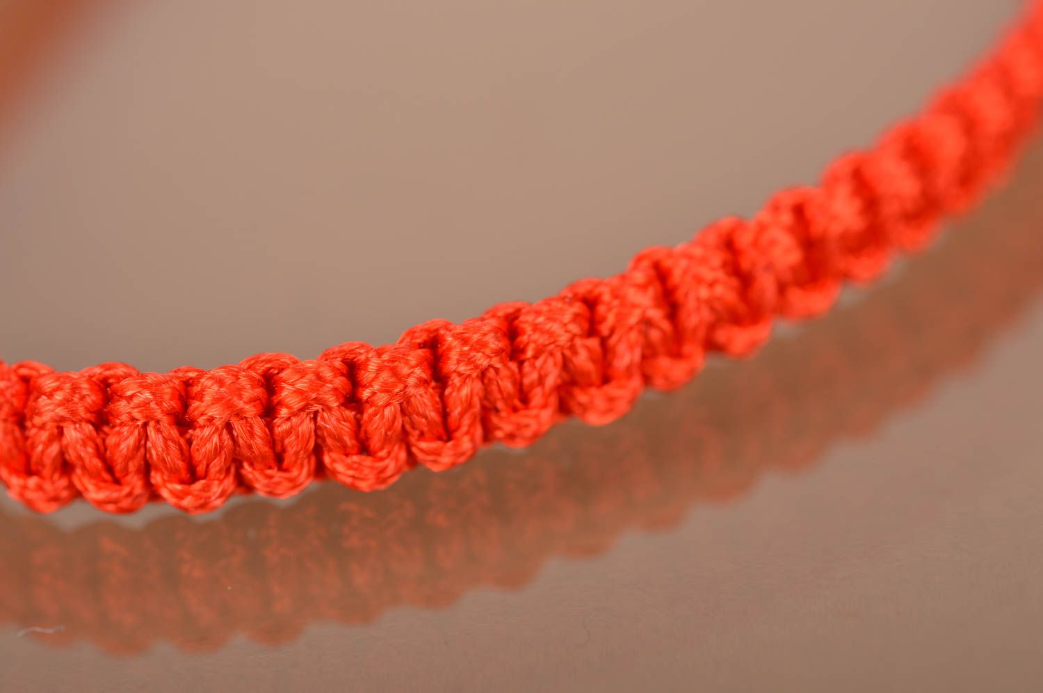 Bracelet fin en lacet ciré fait main rouge avec perle d'imitation joli élégant photo 3