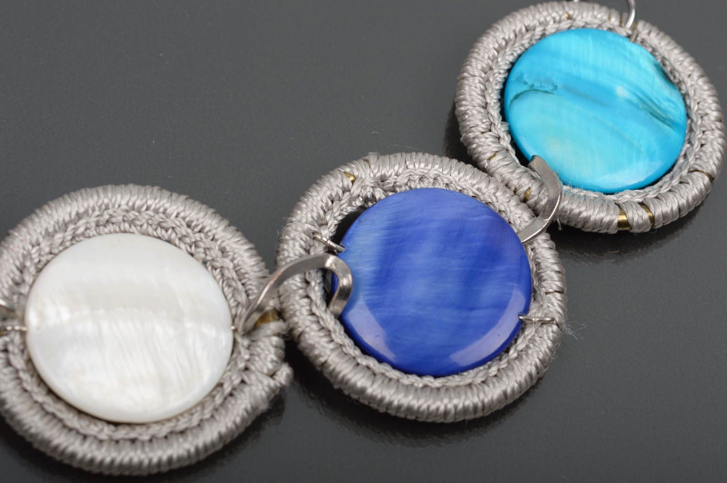 Колье ручной работы колье крючком ожерелье из ниток с садафом голубое красивое фото 2