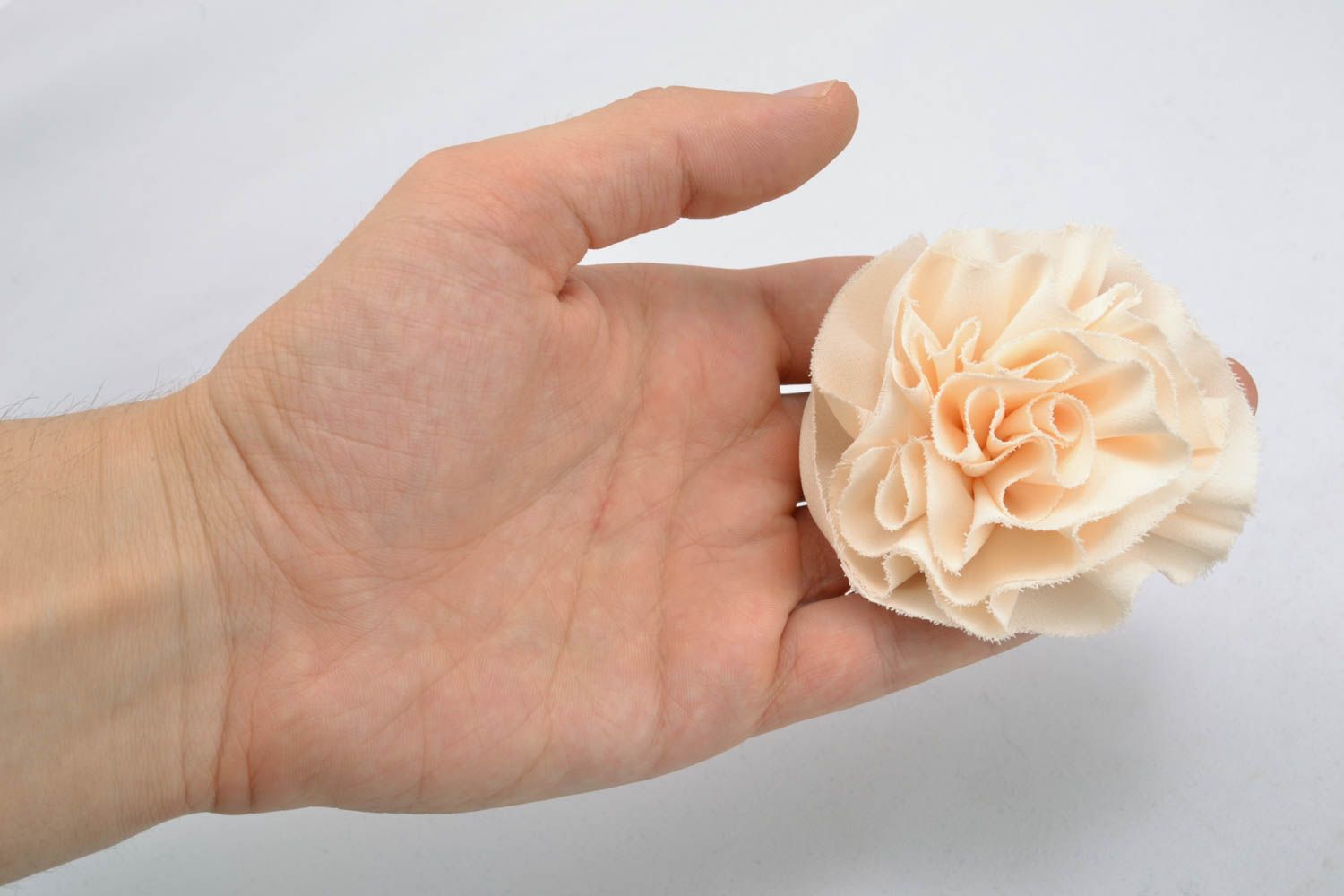 Broche couleur ivoire en tissu fleur faite main photo 4