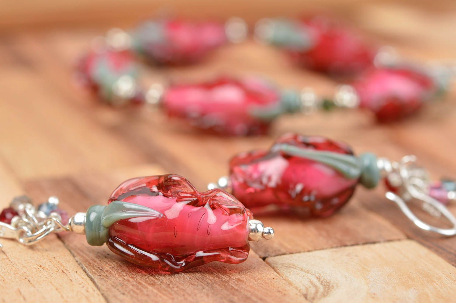 Украшения ручной работы женский браслет и стеклянные серьги бутоны роз фото 5