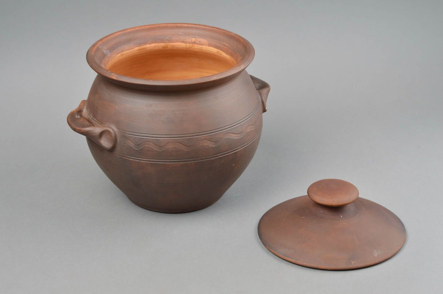 Pot en céramique avec couvercle et deux anses 3 L fait main marron pour cuisine photo 3