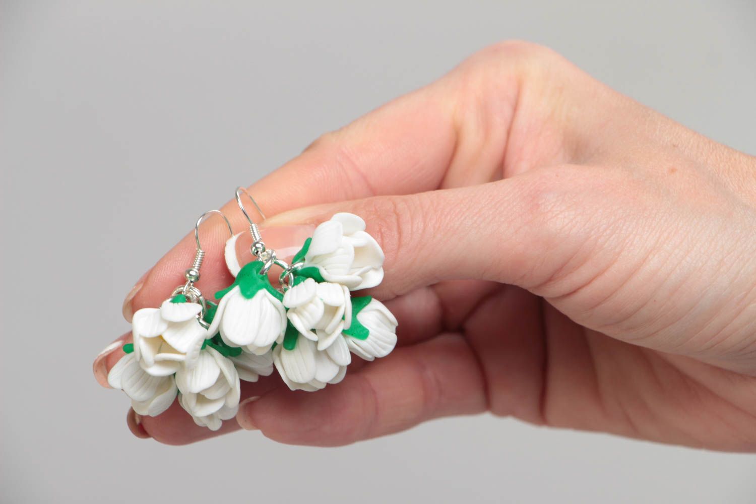 Pendientes de arcilla polimérica artesanales blancos con forma de flores  foto 5