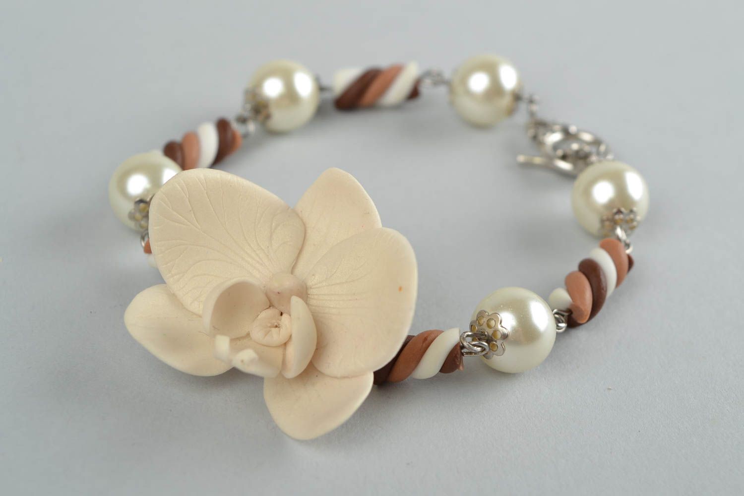 Bracelet en pâte polymère et perles fantaisie avec fleur fait main beige-marron photo 1