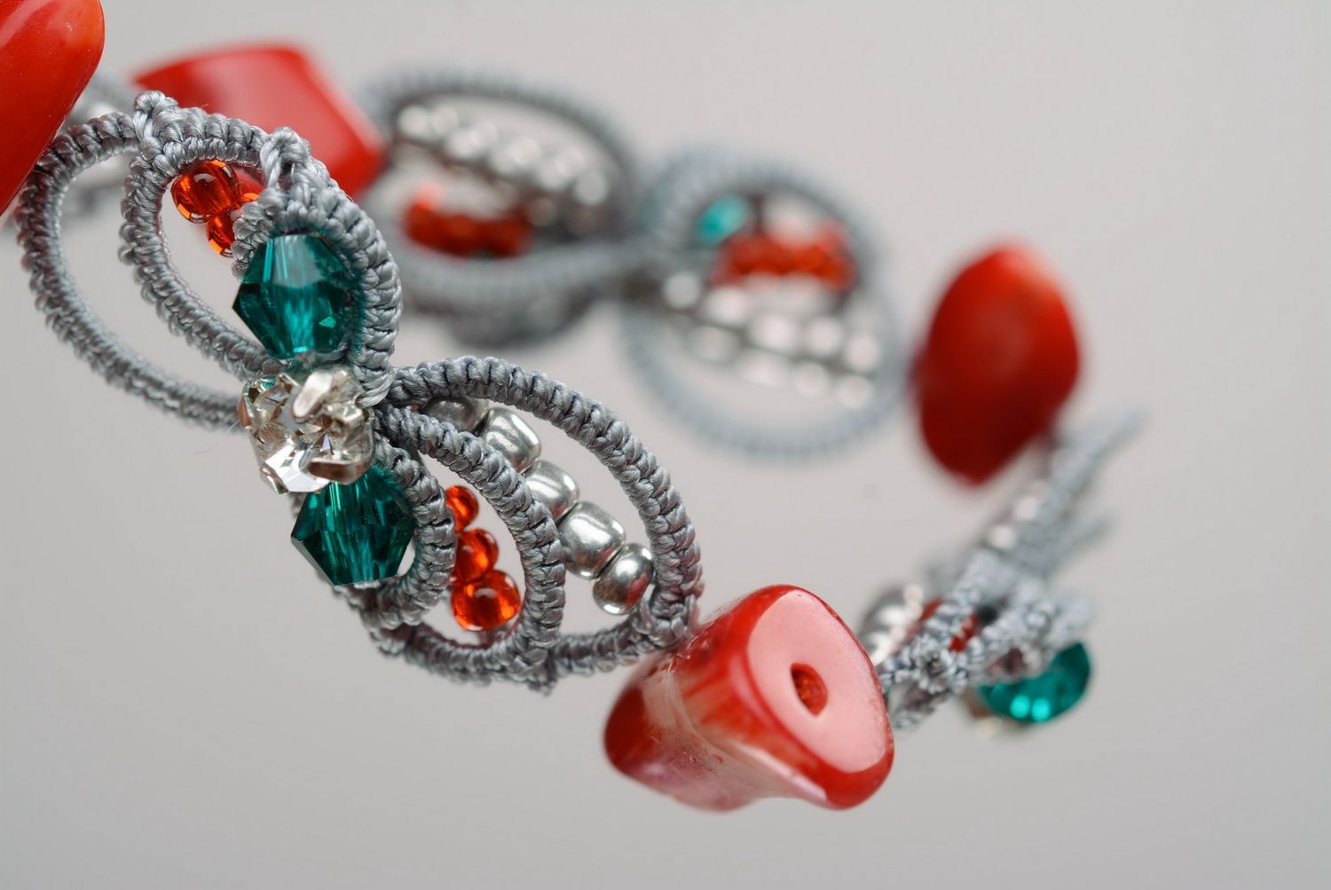 Bracelete artesanal com coral e pedras foto 5