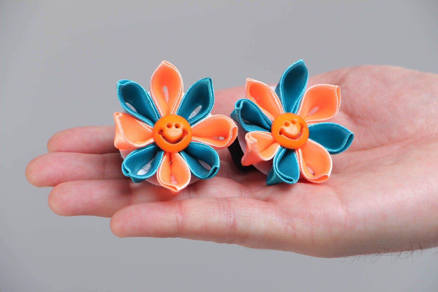 Set of 2 handmade hair ties with two-colored kanzashi flowers for children photo 5