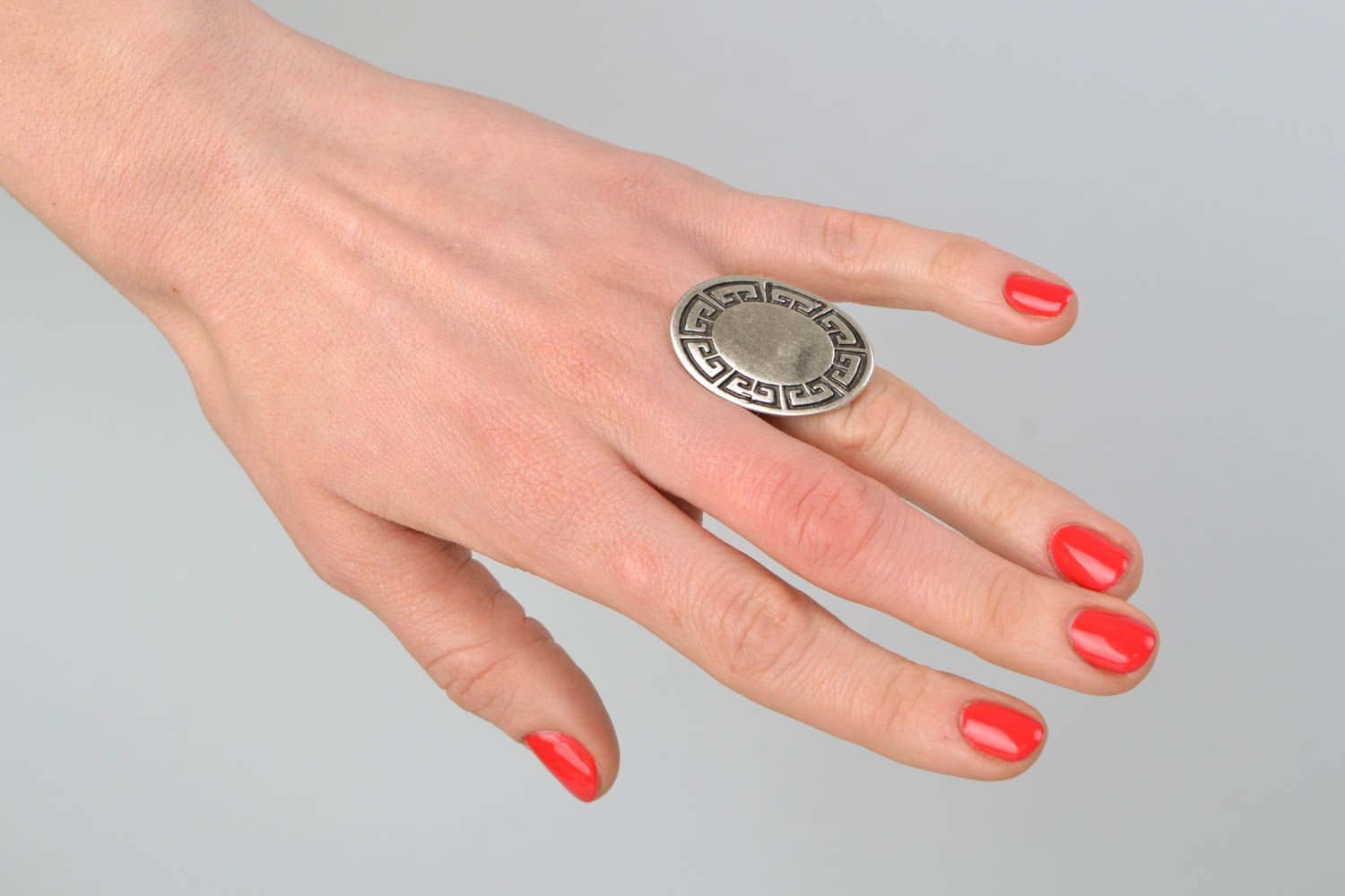 Ovaler handmade Ring aus Metall foto 2