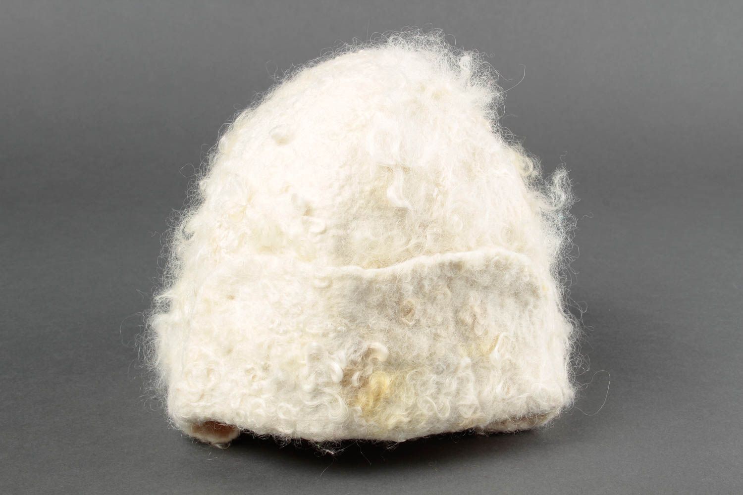 Bonnet blanc fait main Vêtement femme chaud en laine feutrée Cadeau original photo 4