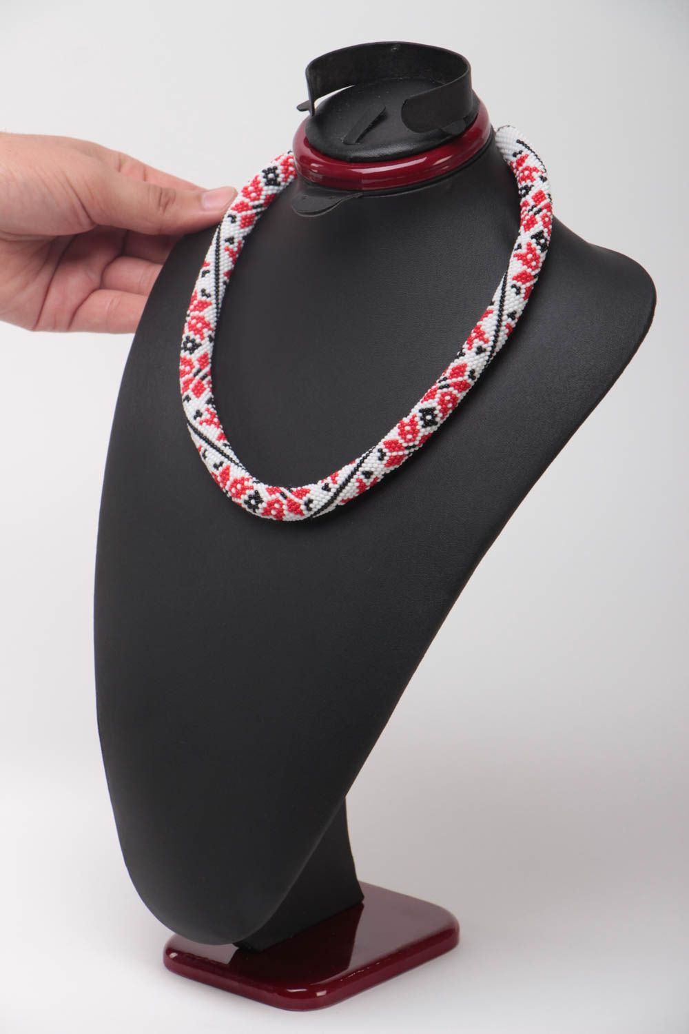 Collier spirale en perles de rocaille blanc à motif fait main style ethnique photo 5