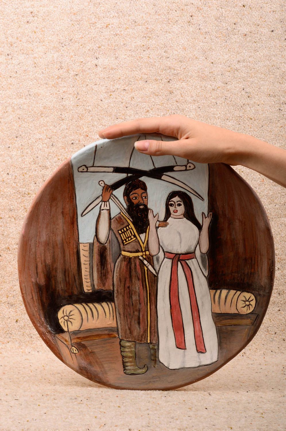 Авторская керамическая тарелка с росписью ангобами с изображением пары восточная фото 2