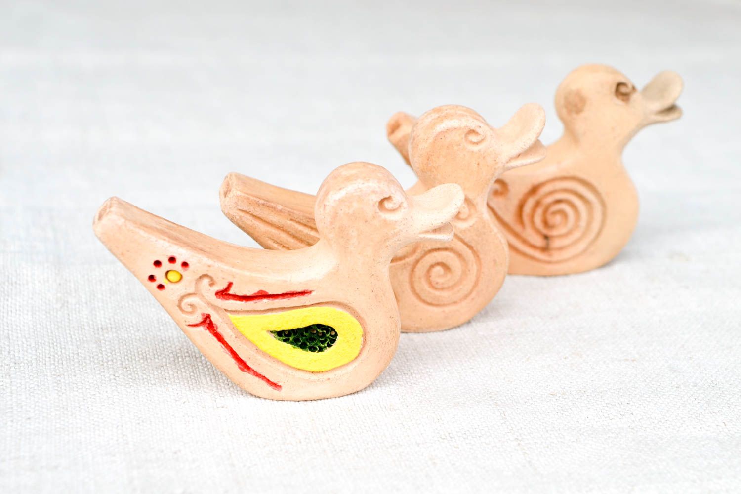 Ocarina Instrumente Flöten aus Ton Musikinstrumente für Kinder Hadnarbeit grell foto 3