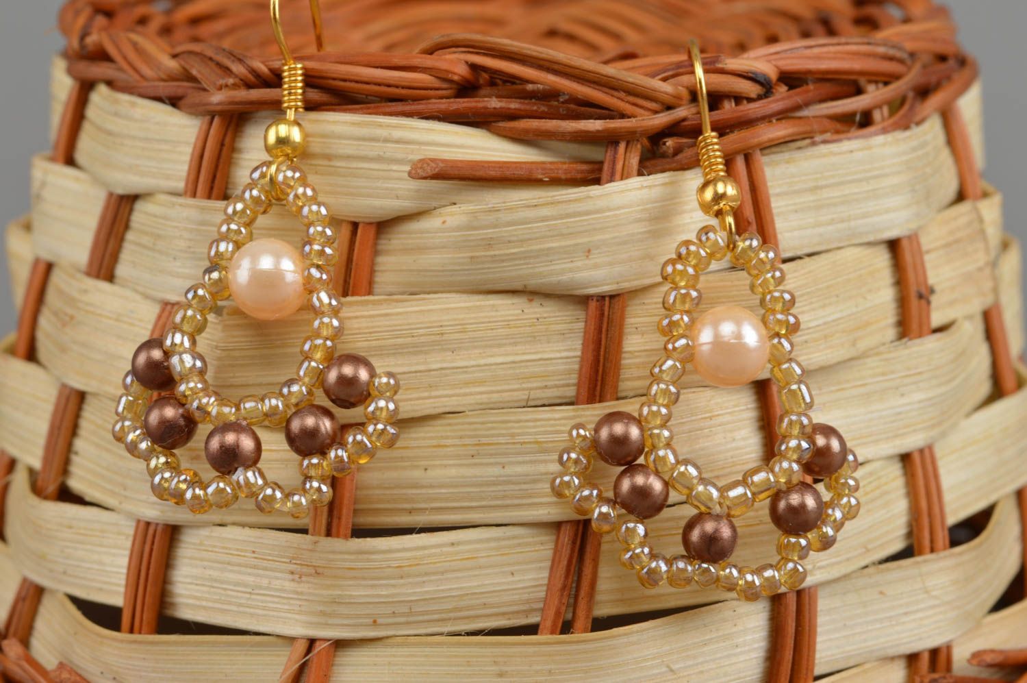 Boucles d'oreilles en perles de rocaille faites main élégantes couleur d'or photo 1