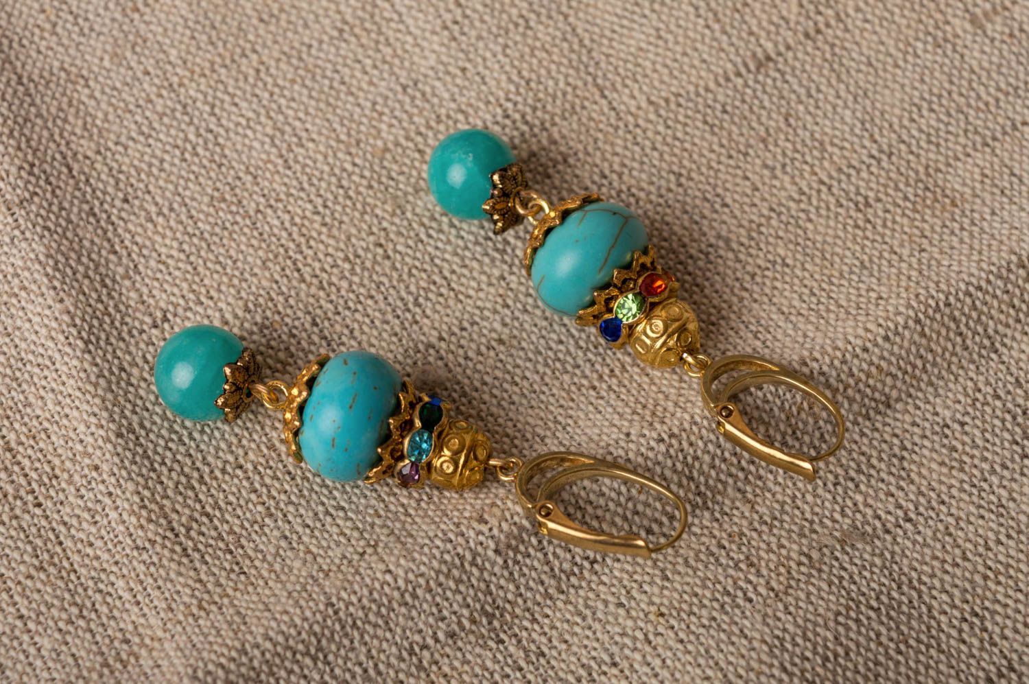 Kleine türkisblaue handgemachte Ohrringe mit Anhängern aus Naturstein Türkis foto 1