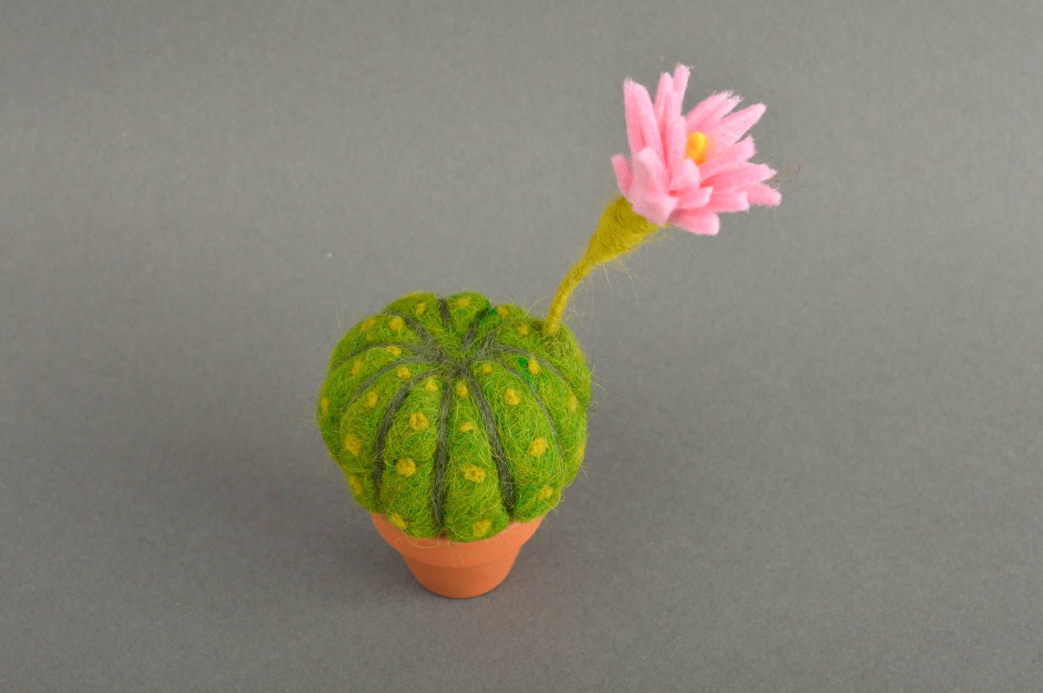 Искусственный цветок ручной работы цветок из шерсти  валяной цветок кактус фото 3