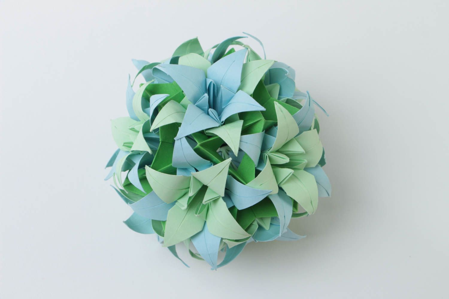 Зеленая интерьерная подвеска из бумаги в виде цветочного шара ручной работы  фото 3