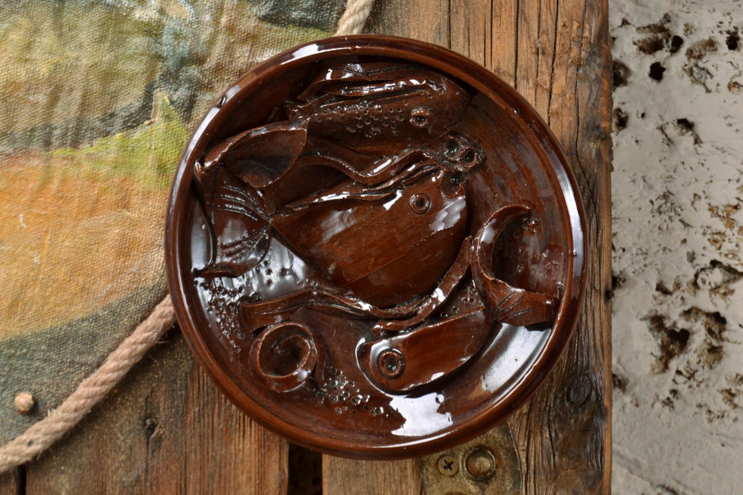 Декоративная тарелка на стену из глины коричневая лепная рельефная ручной работы фото 1