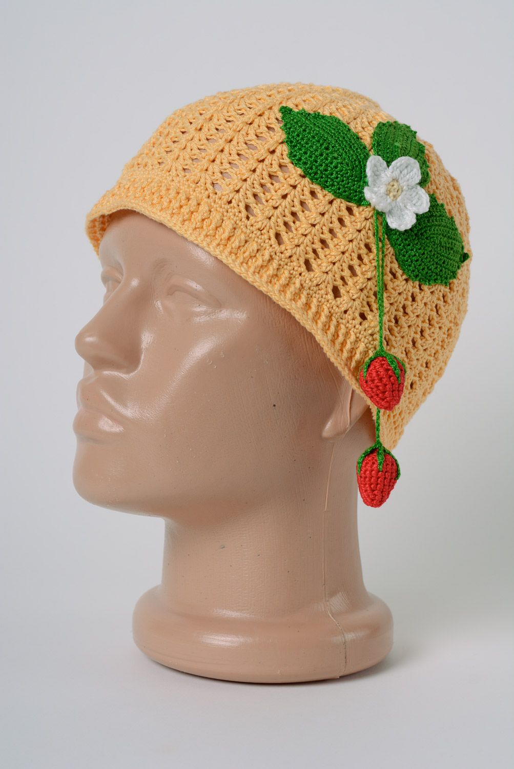 Handgemachte Designer Mütze gehäkelt aus natürlichen Fäden mit Verzierung für Mädchen foto 1