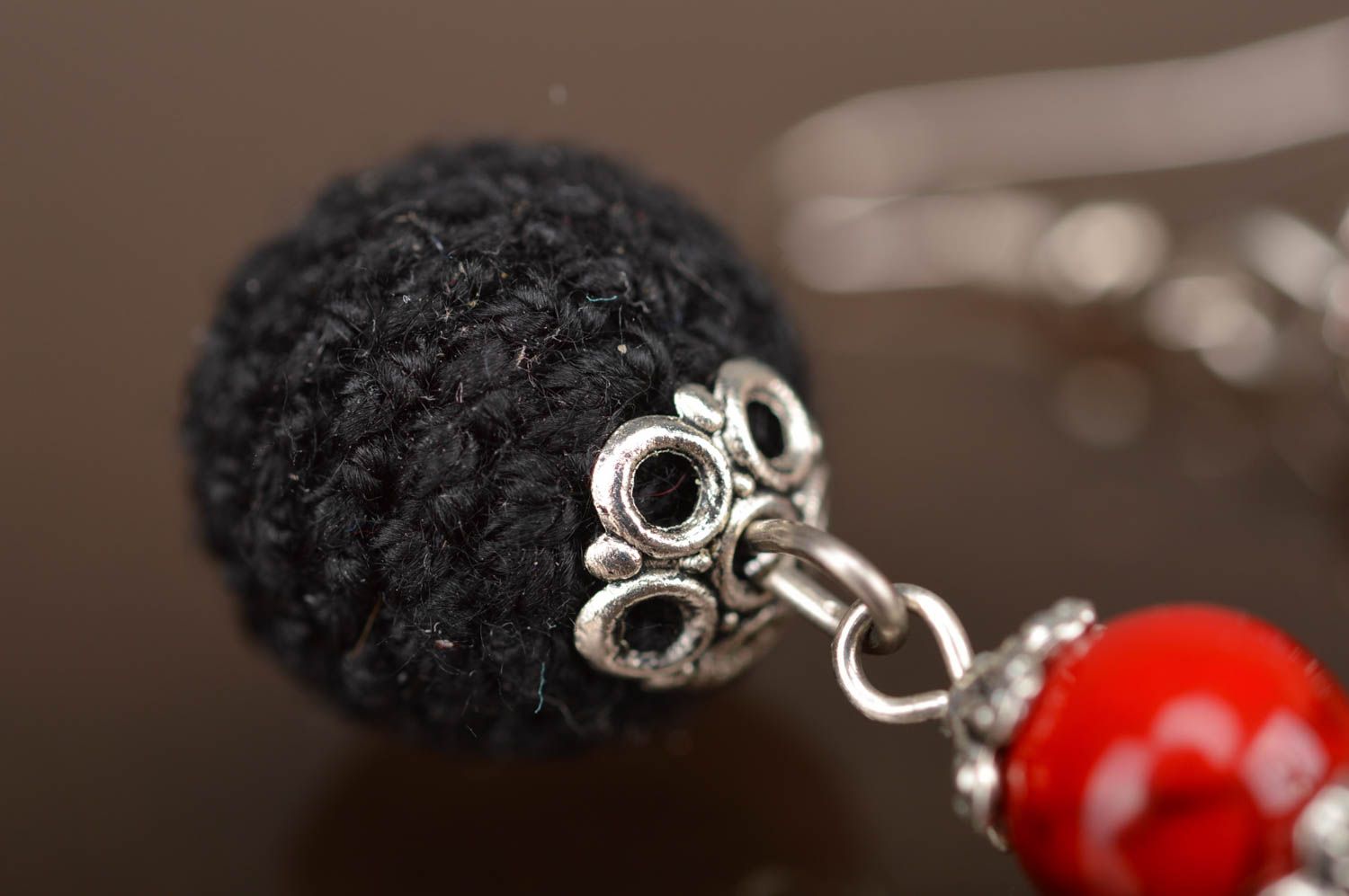 Lange Gehäkelte Ohrringe in Schwarz mit Rot einzigartige schöne Handarbeit toll foto 3