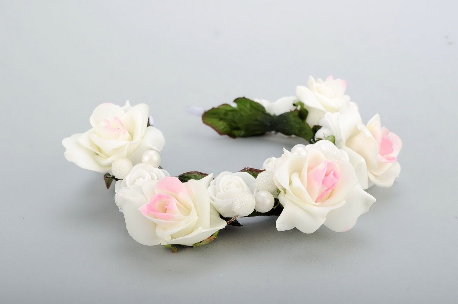 Haarreif mit weißen Blumenwerke foto 1