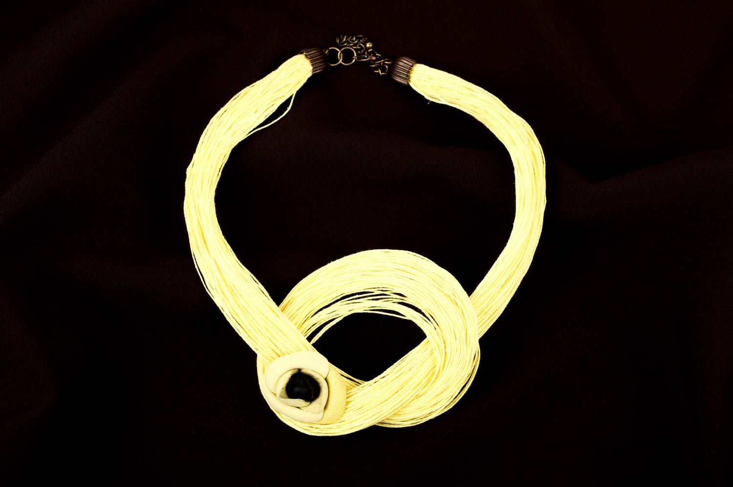 Колье из ниток колье ручной работы массивное украшение желтое с кожаным цветком фото 2