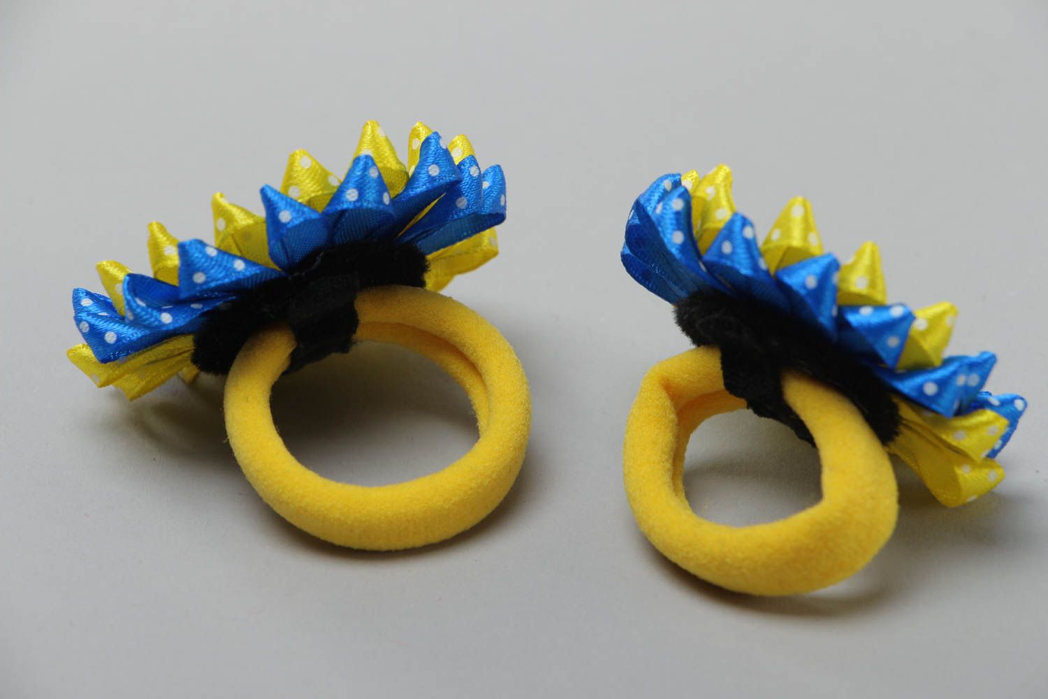 Gelb blaue Haargummis Set aus Atlas 2 Stück Sonnenblumen handgemacht  foto 4