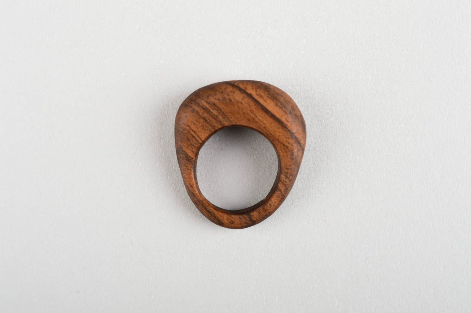 Кольцо из дерева ручной работы дизайнерское украшение изделие из дерева фото 2