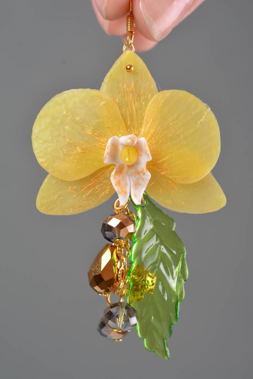Boucles d'oreilles jaunes en pâte polymère pendantes faites main Orchidées photo 3