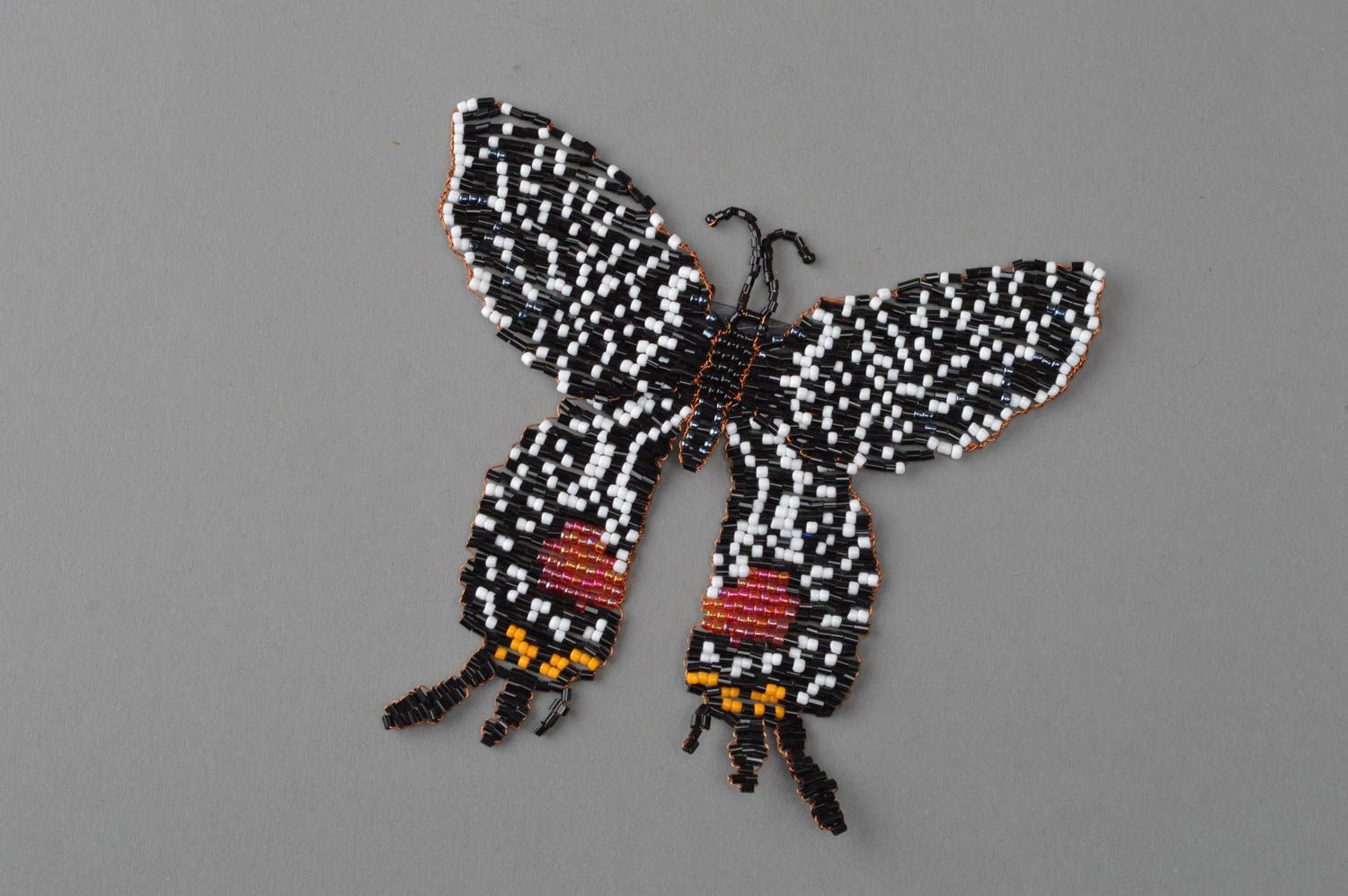 Aimant fait main en perles de rocaille décoratif Papillon noir à pois blancs photo 2