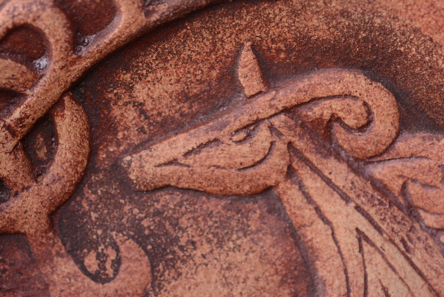 Prato decorativo de argila feito à mão para decoração da parede em estilo étnico Cavalo foto 5