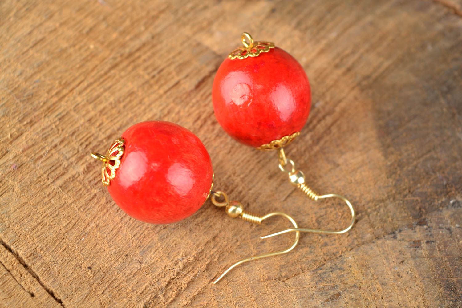 Rote Kugel Ohrringe mit Holzperlen foto 1