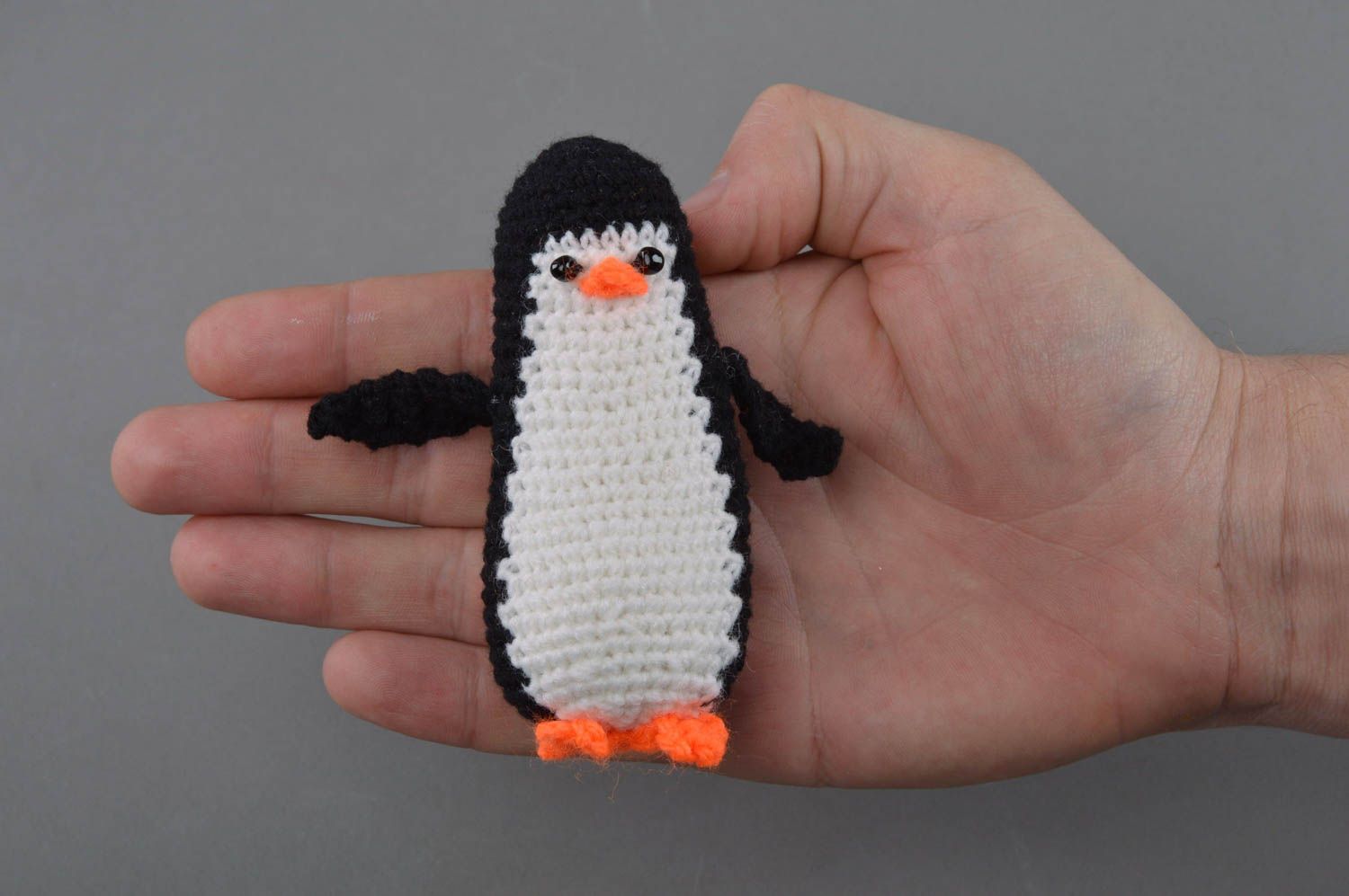 Jouet tricoté original fait main petit pour enfant en forme de pingouin photo 4
